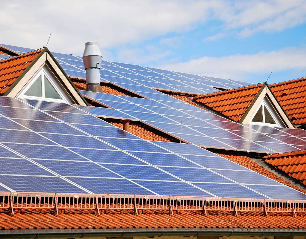 Photovoltaikanlage auf Hausdach – nachhaltige Stromquelle für Pooltechnik und Haushalt