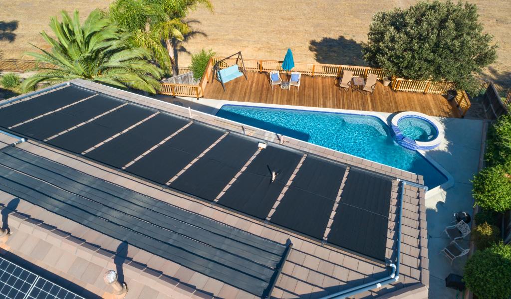 Dach mit Solarabsorbern zur Poolheizung – nachhaltige Energienutzung am privaten Swimmingpool