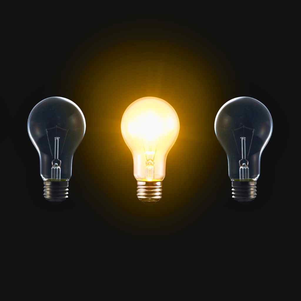 Eine leuchtende Glühbirne zwischen zwei ausgefallenen – Symbol für funktionierende Notstromversorgung