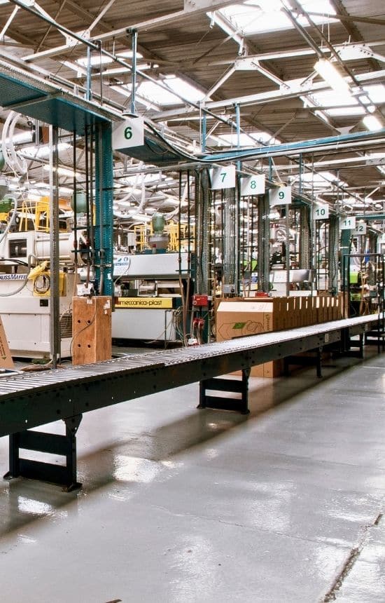Produktionshalle mit Maschinen als Beispiel für hohe Lastspitzen und Energieverbrauch in Unternehmen.
