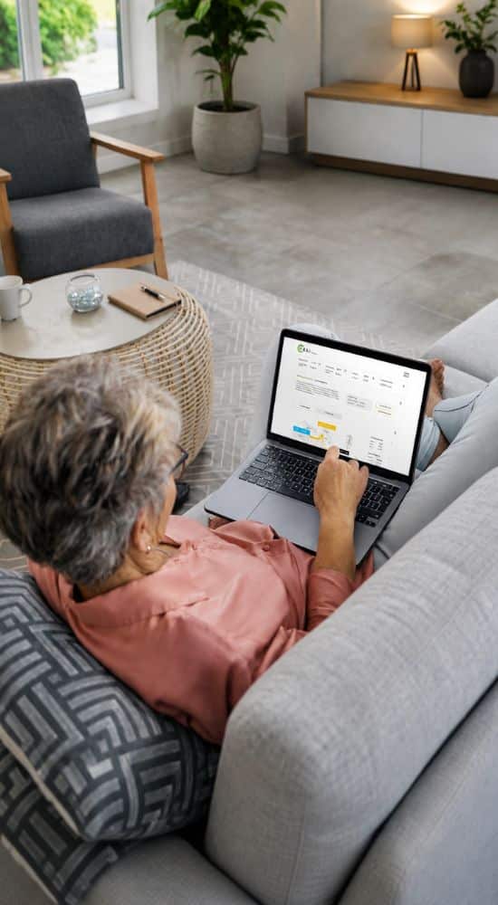Frau nutzt das Energiemanagementsystem R.E.S.I. auf einem Laptop zu Hause